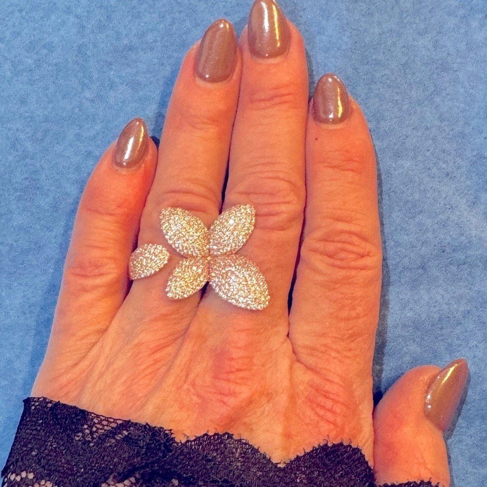 Elegant Rose Gold Floral Ring set on a sterling silver base. - Picture 5 of 11